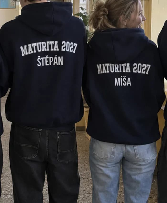 Detail maturitních mikin se jmény Štěpán a Míša na zádech